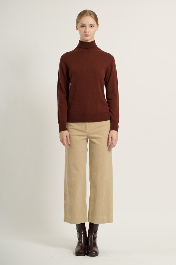 [25WT] 캐시미어 풀오버 - BRICK B5DAK31927는 부드러운 촉감의 캐시미어 소재로 제작된 여성용 터틀넥 풀오버입니다. 가을과 겨울에 어울리는 레귤러 핏의 긴소매 디자인으로, 베이직, 클래식, 우아한 스타일을 연출합니다. 브릭, 라이트 베이지, 멜란지 그레이 세 가지 컬러로 출시되어 오피스룩, 모임룩, 데이트룩 등 다양한 TPO에 활용 가능합니다. 미니멀, 시크, 클래식한 스타일을 선호하는 분들께 추천합니다. 레귤러 기장과 보통 두께감으로 편안하게 착용할 수 있습니다.
