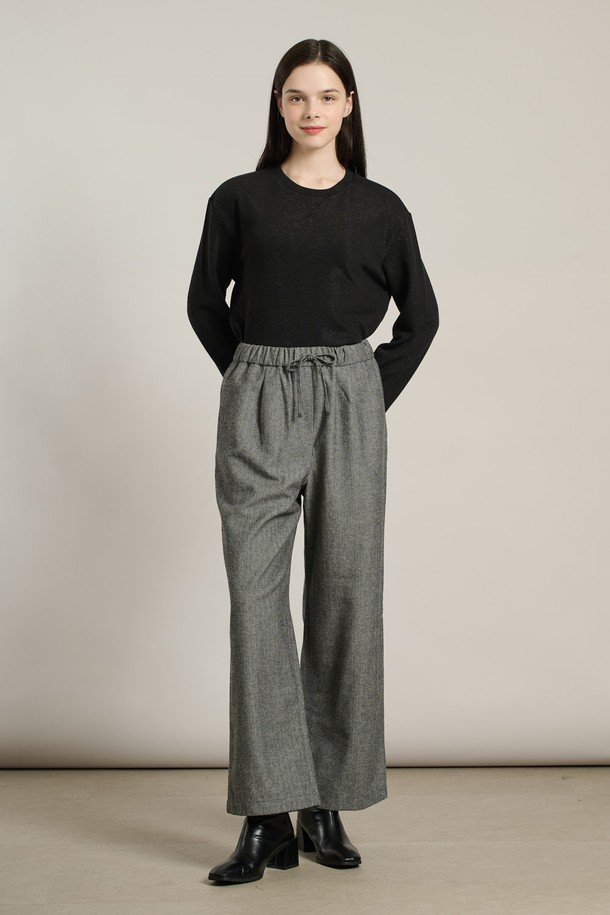 [25WT] 헤링본 스트링 팬츠 - M GRAY A5W9P30916는 여성용 헤링본 스트링 팬츠입니다. 가을, 겨울 시즌에 어울리며, M GRAY와 BROWN 두 가지 색상으로 제공됩니다. 일상, 오피스, 캐주얼 등 다양한 TPO에 활용 가능하며, 클래식, 캐주얼, 모던, 베이직 스타일을 연출할 수 있습니다. 루즈핏, 여유로운 핏의 와이드, 스트레이트, 일자핏 디자인으로 편안한 착용감을 선사합니다. 허리 밴딩과 스트링 디테일로 편의성을 더했으며, 부드러운 폴리에스테르와 모 소재로 제작되었습니다.
