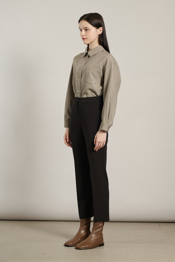 세련된 무드의 여성 분또 슬림 팬츠입니다. 일상룩과 오피스룩 모두 소화 가능한 활용도 높은 아이템으로, 모던, 컨템포러리, 캐주얼, 심플, 클래식, 우아한 스타일을 연출할 수 있습니다. 부드러운 촉감의 폴리에스테르, 레이온, 폴리우레탄 혼방 소재로 제작되어 편안한 착용감을 선사하며, 슬림핏과 일자핏으로 다리 라인을 더욱 돋보이게 합니다. 신축성과 형태 유지 기능으로 활동성을 높였으며, 블랙 컬러의 무지 디자인으로 어떤 상의와도 쉽게 매치할 수 있습니다. 출근룩으로도 손색없는 세련된 스타일을 완성해 보세요.
