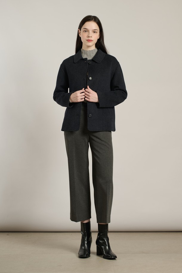 [25WT] 울캐시미어 핸드메이드 자켓 DARK NAVY A5WAJ12756는 여성 고객을 위한 아우터 카테고리의 자켓입니다. Dark Navy, 즉 짙은 네이비 컬러의 무지 디자인으로, 일상과 캐주얼 스타일에 모두 잘 어울립니다. 가을과 겨울에 착용하기 적합하며, 세련되고 차분한 무드를 연출합니다. 핸드메이드 방식으로 제작되어 부드러운 촉감과 포근함을 선사하며, 레귤러 핏과 싱글 버튼 여밈, 긴 소매 기장이 특징입니다. 오피스룩, 출근룩, 모임룩 등 다양한 TPO에 클래식, 미니멀, 시크한 스타일을 더해줍니다.
