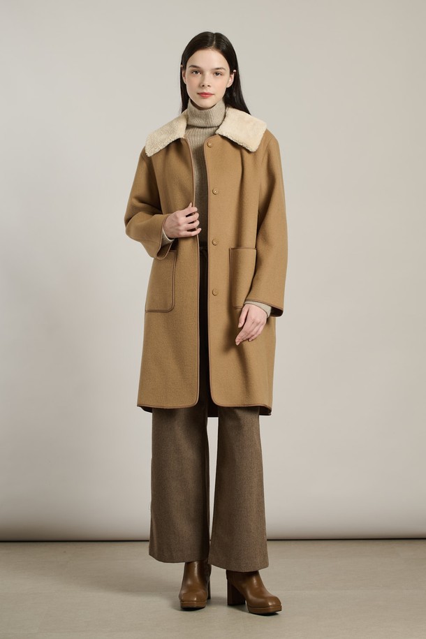 [25WT] 양털 카라 코트 - M BEIGE A5WBH84272는 여성용 아우터 코트입니다. M BEIGE(베이지) 컬러의 무지 디자인으로, 겨울철 일상과 출근룩에 모두 잘 어울립니다. 부드러운 촉감과 견고함이 느껴지는 모, 나일론 혼방 소재로 제작되었으며, 롱 기장에 루즈핏으로 편안하게 착용 가능합니다. 양털 카라와 스냅 버튼, 포켓 디테일이 돋보이는 싱글 코트로, 클래식, 모던, 캐주얼, 베이직 스타일을 모두 소화할 수 있습니다.
