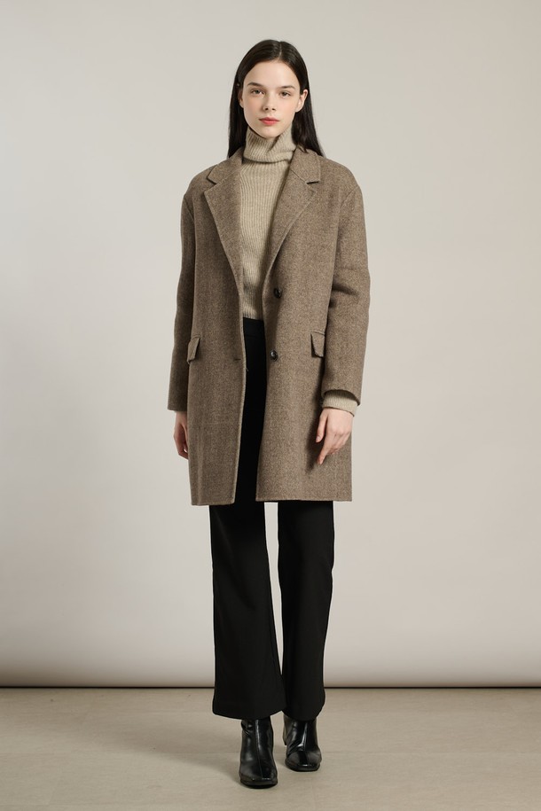 **[25WT] 체크 싱글 핸드메이드 코트 - BROWN A5WAH81474**

세련된 브라운 컬러의 여성용 체크 싱글 핸드메이드 코트입니다. 가을, 겨울 시즌에 어울리는 두꺼운 두께감으로 따뜻하게 착용할 수 있으며, 모, 나일론, 울 혼방 소재로 제작되어 부드러운 촉감을 선사합니다. 롱 또는 미디엄 기장의 코트로, 라펠 디테일과 긴 소매가 클래식하고 모던한 스타일을 연출합니다. 오피스룩, 모임룩, 데이트룩 등 다양한 TPO에 활용 가능하며, 미니멀하고 시크한 STYLE을 완성합니다. 레귤러 핏으로 편안하게 착용할 수 있는 베이직한 디자인의 코트입니다.
