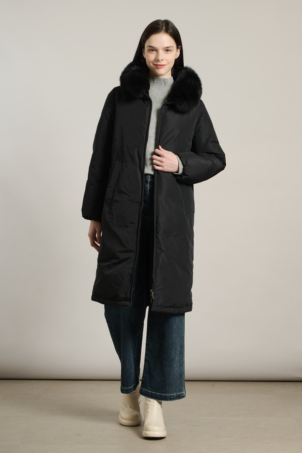 [25WT] 퍼카라 럭셔리다운 - BLACK A5WBF84799는 여성스러운 겨울 스타일을 완성하는 롱 기장의 다운 재킷입니다. 슬림핏 디자인에 블랙과 다크 그레이 컬러로 모던하고 우아한 분위기를 연출합니다. 부드러운 촉감의 폴리에스테르 소재와 토끼, 여우 천연 모피 퍼 카라가 고급스러움을 더합니다. 집업 스타일이며, 퍼 카라는 분리 가능하여 다양한 스타일을 연출할 수 있습니다. 솜털 80%, 깃털 20%의 충전재로 보온성을 높여 오피스룩, 모임룩, 연말 모임룩 등 다양한 TPO에 활용 가능하며 클래식, 미니멀, 시크한 스타일을 즐기는 분들께 추천합니다.
