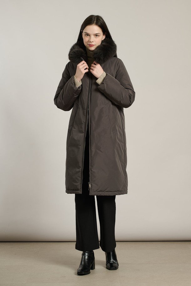 [25WT] 퍼카라 럭셔리다운 - DARK GRAY A5WBF84717는 여성 고객을 위한 롱 기장의 다운 점퍼입니다. 밍크, 여우털, 토끼털 등 고급 소재가 사용되었으며, 다크 그레이 및 블랙 컬러로 출시되었습니다. 루즈핏 디자인에 부드러운 촉감과 두꺼운 두께로 따뜻함을 더하며, 퍼 카라와 허리/아랫단 스트링 조절, 포켓 디테일이 특징입니다. 캐주얼, 미니멀한 스타일로 출근룩에 적합하며, 집업 여밈 방식과 긴 소매 기장으로 세련된 분위기를 연출합니다. 솜털 80%, 깃털 20%의 충전재를 사용하여 보온성을 높였습니다.
