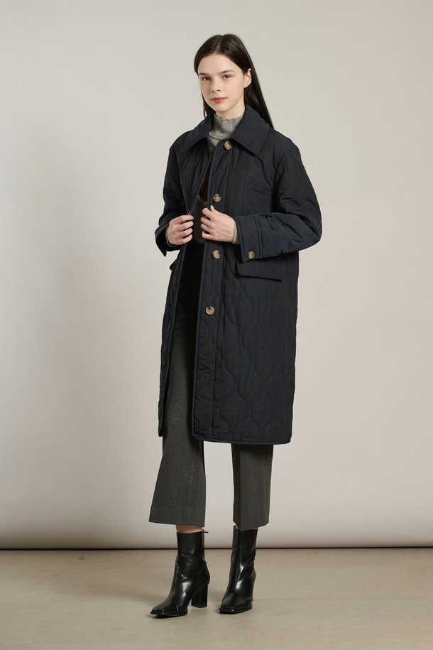 [25WT] 물결퀼팅 롱패딩점퍼 - DARK NAVY A5WAR12256는 여성용 롱패딩 점퍼로, 겨울철 일상, 캐주얼, 여행 등 다양한 상황에서 활용하기 좋습니다. 세련된, 클래식, 모던한 스타일을 연출하며, DARK NAVY 및 KHAKI 두 가지 색상으로 만나볼 수 있습니다. 물결 퀼팅, 넉넉한 기장감, 소매 및 힙 라인 디테일이 돋보이며, 레귤러핏으로 편안하게 착용 가능합니다. 폴리에스테르와 나일론 혼방 소재로 제작되어 두껍고 따뜻하며, 여행룩과 출근룩에 모두 잘 어울립니다.
