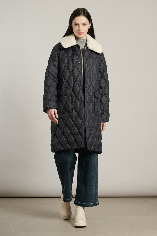 [25WT] 디테쳐블 카라 구스다운 - 다크 네이비 A5WAF81756는 여성스러운 스타일을 강조하는 겨울 아우터입니다. 다크 네이비와 카키 두 가지 색상으로 출시되었으며, 롱 기장의 레귤러핏으로 제작되었습니다. 부드러운 촉감의 폴리에스터, 아크릴, 거위 솜털, 깃털 소재를 사용하여 보온성을 높였으며, 다이아몬드 퀼팅과 탈부착 가능한 카라, 퍼(Fur) 디테일이 특징입니다. 캐주얼, 클래식, 모던 스타일을 모두 아우르며, 일상 및 여행룩에 활용하기 좋습니다. 싱글 버튼, 스냅, 지퍼 여밈 방식과 넉넉한 포켓 디자인으로 실용성을 더했습니다.
