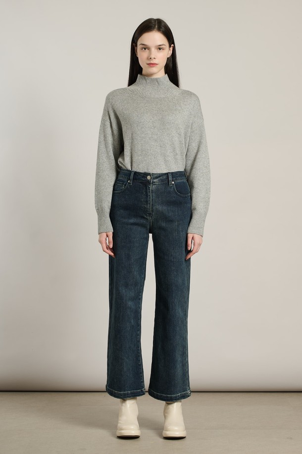 [25WT] 기모스판 와이드 데님 팬츠 - BLACK NAVY A5WAP35659는 여성용 데님 팬츠입니다. 블랙 네이비 컬러의 무지 디자인으로, 캐주얼 및 베이직 스타일을 연출하기 좋습니다. 두꺼운 두께감의 긴 기장 와이드 핏으로 제작되었으며, 면, 폴리에스터, 폴리우레탄, 스판덱스, 데님, 기모 소재를 사용하여 부드러운 촉감과 따뜻함을 느낄 수 있습니다. 허리 부분은 편안한 착용감을 제공하며, 포켓 디테일이 있습니다. 겨울철 일상복으로 활용하기에 적합합니다.
