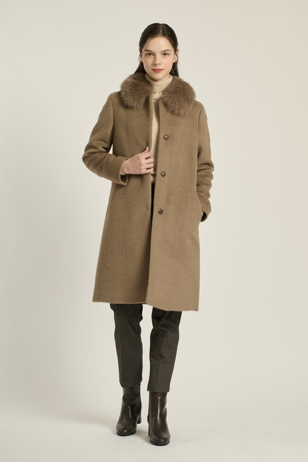 [25WT] 퍼카라 라마 코트 - DARK BEIGE B5DBH84273는 우아하고 세련된 스타일을 연출하는 여성 겨울 코트입니다. 부드러운 촉감의 라마 소재와 고급스러운 퍼 카라가 돋보이며, 일상 및 출근룩, 오피스룩에 적합합니다. 롱 기장과 싱글 버튼 디자인, 일자핏과 레귤러핏으로 클래식하고 미니멀한 무드를 선사합니다. 다크 베이지 컬러는 다양한 스타일에 매치하기 용이하며, 시크한 분위기를 더합니다. 긴 소매와 두꺼운 두께감으로 가을, 겨울 시즌 따뜻하게 착용할 수 있습니다.
