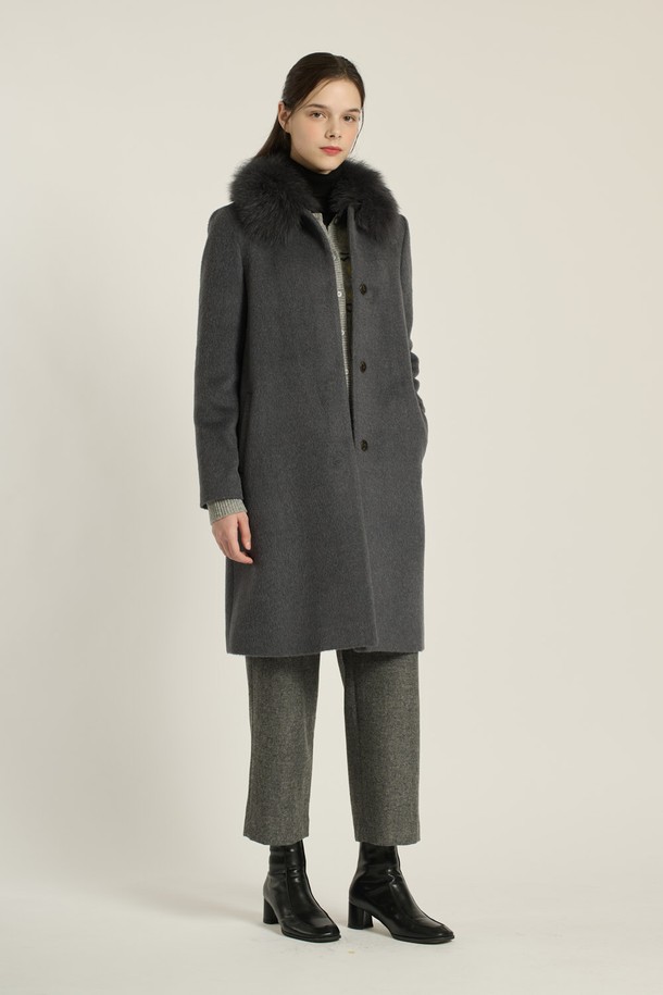 [25WT] 퍼카라 라마 코트 - DARK BLUE B5DBH84254는 겨울 시즌을 위한 여성 코트입니다. 다크 블루 색상의 무지 패턴으로 클래식, 우아함, 모던한 스타일을 연출합니다. 롱 또는 미디엄 기장의 레귤러 핏 싱글 버튼 코트로, 부드러운 촉감의 라마, 모, 폴리에스터, 폴리우레탄, 천연모피 혼방 소재로 제작되었습니다. 퍼 카라는 탈부착이 가능하며, 안쪽 포켓이 있어 실용성을 더했습니다. 오피스룩, 모임룩, 연말 모임룩에 시크하고 미니멀한 스타일로 코디하기 좋습니다.
