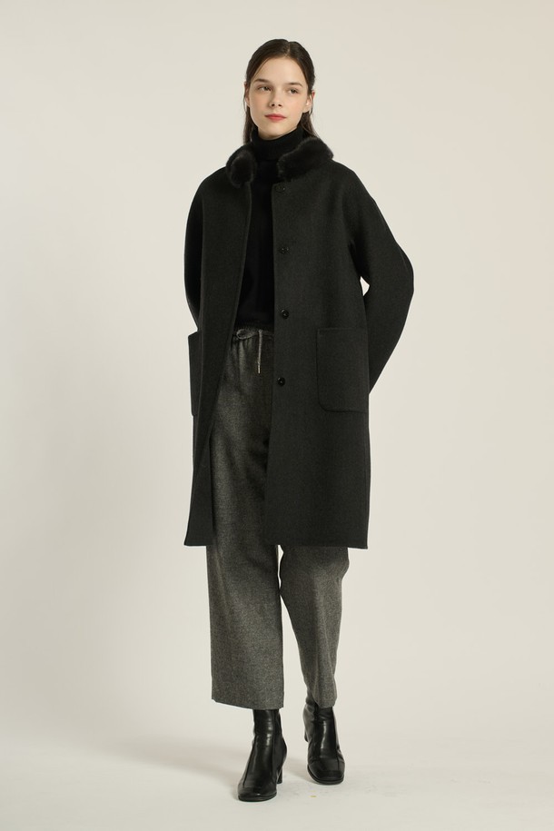 [25WT] 밍크카라 핸드메이드 코트 - BLACK B5DAH83299는 클래식, 모던, 엘레강스한 무드를 연출하는 여성용 코트입니다. 블랙 컬러의 롱 기장 슬림핏 코트로, 울, 모, 밍크 소재를 사용하여 부드러운 촉감을 선사합니다. 밍크 트리밍 카라와 싱글 버튼 여밈, 포켓 디테일이 돋보이며, 겨울철 오피스룩, 모임룩, 연말 모임룩에 시크하고 미니멀한 스타일을 더해줍니다. 핸드메이드 코트 특유의 고급스러움이 돋보이는 제품입니다. 긴 소매 기장으로 따뜻함을 더했습니다.
