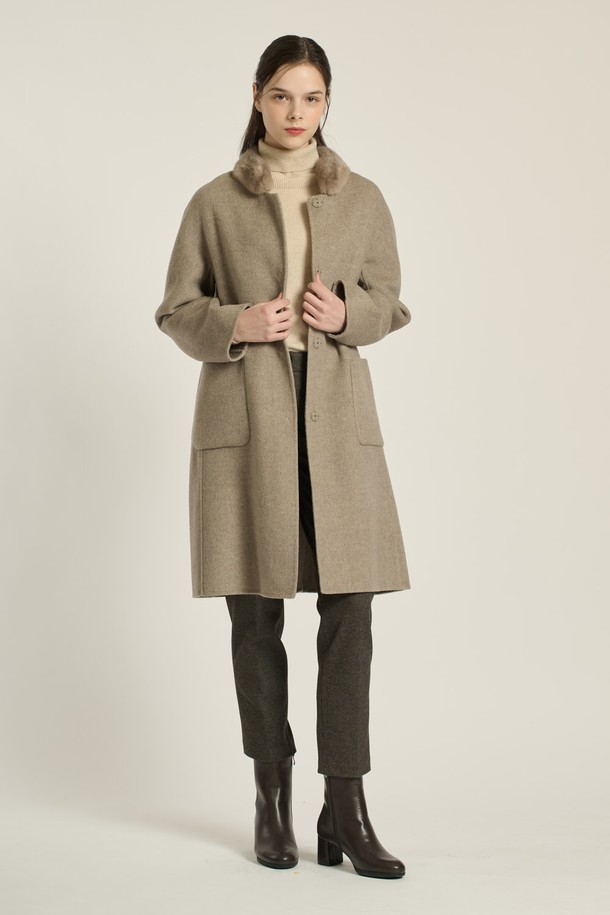 [25WT] 밍크 카라 핸드메이드 코트 - DARK BEIGE B5DAH83273는 우아하고 세련된 스타일을 연출하는 여성용 코트입니다. 다크 베이지 및 블랙 색상으로 출시되어 있으며, 롱 기장의 슬림핏 디자인이 특징입니다. 모, 폴리에스터, 밍크 소재를 사용하여 부드러운 촉감을 선사하며, 겨울철 오피스룩과 모임룩에 적합합니다. 밍크 트리밍 카라와 싱글 버튼 여밈, 그리고 긴 소매 디자인이 클래식하고 미니멀한 매력을 더합니다. 핸드메이드 싱글 코트로, 일상에서도 고급스러운 분위기를 연출할 수 있습니다.
