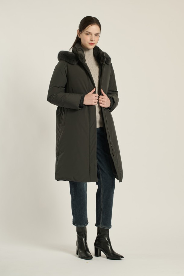 [25WT] 퍼 카라 후드 구스다운은 여성용 점퍼로, 롱 기장의 슬림핏 디자인이 특징입니다. DARK GRAY와 BLACK 두 가지 색상으로 제공되며, 퀄팅 무늬가 돋보이는 모던하고 우아한 스타일을 연출합니다. 겉감은 부드러운 촉감의 폴리에스터, 모, 나일론, 캐시미어, 밍크 소재를 사용했으며, 안감은 구스다운 충전재로 채워져 뛰어난 보온성을 자랑합니다. 지퍼와 스냅으로 여밀 수 있으며, 후드와 퍼 카라 디테일이 고급스러움을 더합니다. 출근룩, 오피스룩, 모임룩 등 다양한 TPO에 활용 가능한 겨울철 필수 아우터입니다.
