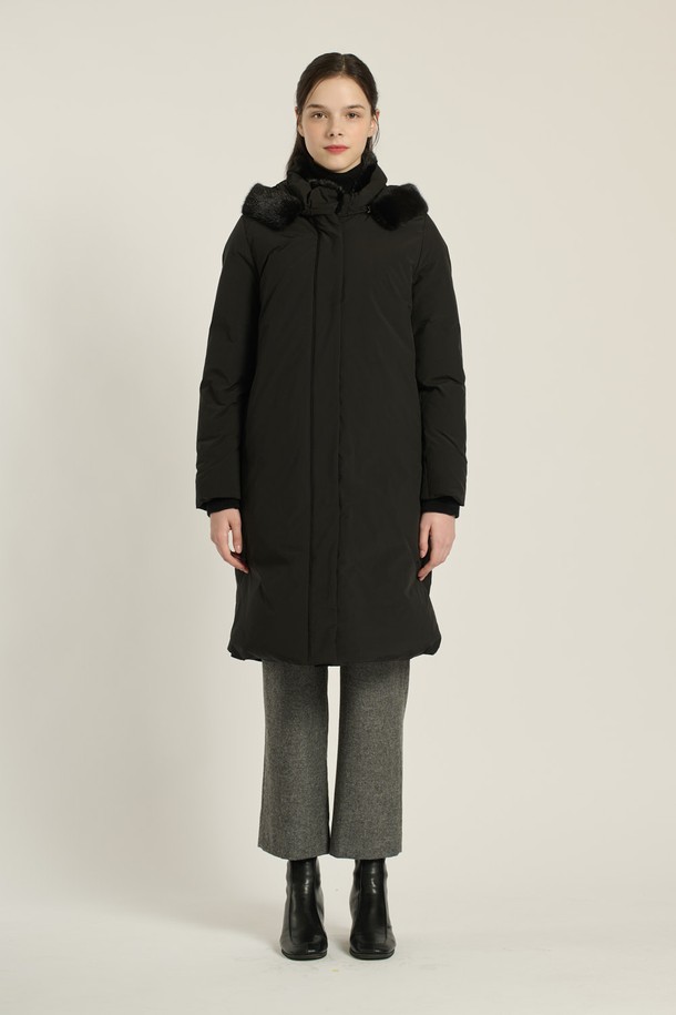 [25WT] 퍼 카라 후드 구스다운은 여성 겨울철 패션을 위한 완벽한 선택입니다. 블랙과 다크 그레이 두 가지 색상으로 출시되어 출근룩, 모임룩 등 다양한 TPO에 활용할 수 있습니다. 우아하고 클래식한 스타일을 연출하며, 캐주얼한 분위기까지 더해져 미니멀, 클래식, 캐주얼 스타일을 선호하는 분들께 추천합니다. 밍크, 캐시미어, 모, 폴리에스테르, 나일론 등 고급 소재와 구스다운 충전재, 천연모피 안감, 퍼 카라, 후드의 조합으로 뛰어난 보온성과 부드러운 촉감을 제공합니다. 미디엄 기장의 레귤러핏으로 지퍼와 싱글 버튼 여밈 방식을 갖춘 긴소매 점퍼입니다.
