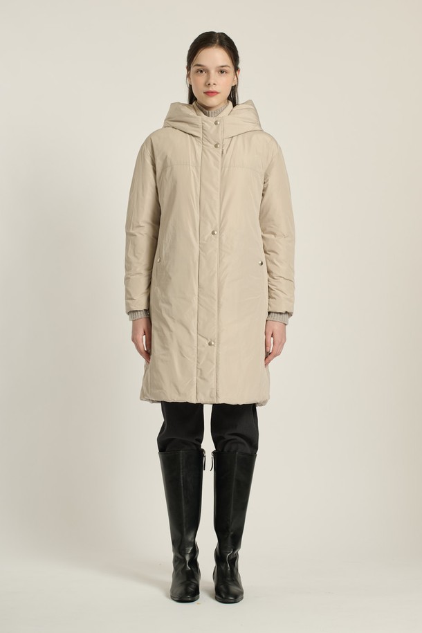 [25WT] 니트넥 후드 구스다운은 여성용 아우터로, 겨울철 출근룩에 적합한 구스다운 점퍼입니다. 롱 기장의 레귤러핏으로, LIGHT BEIGE와 M BROWN 두 가지 컬러로 제공됩니다. 부드러운 촉감의 폴리에스테르, 모, 나일론, 야크 혼방 소재에, 두꺼운 두께감으로 보온성을 높였습니다. 니트넥 후드 디자인과 지퍼 및 스냅 여밈 방식, 무지 패턴이 심플하고 세련된, 미니멀하고 클래식한 스타일을 연출합니다. 긴 소매 기장과 구스다운 충전재로 따뜻함을 더했습니다.
