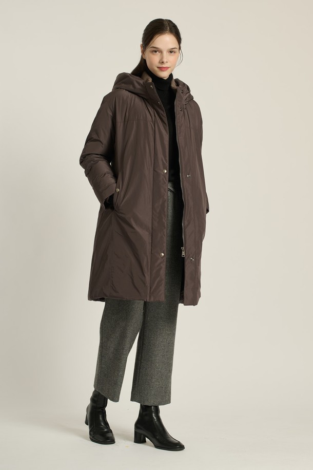 [25WT] 니트넥 후드 구스다운 - M BROWN (B5DAF83679)은 여성스러운 겨울 스타일을 완성하는 필수 아우터입니다. 보온성이 뛰어난 구스다운 충전재(솜털 80%, 깃털 20%)와 두꺼운 두께감으로 추운 날씨에도 따뜻하게 착용할 수 있습니다. 롱 기장에 레귤러 핏으로, 캐주얼, 미니멀, 클래식 무드를 모두 소화하며, 여행룩과 출근룩 등 다양한 TPO에 활용 가능합니다. M BROWN, LIGHT BEIGE 두 가지 컬러로 출시되었으며, 니트넥과 울 배색 디테일이 돋보이는 디자인입니다. 지퍼와 스냅으로 여밈 방식을 제공하며, 부드러운 촉감과 긴 소매 기장이 특징입니다.
