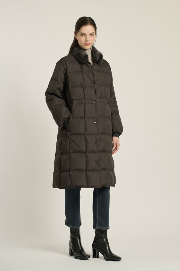 [25WT] 밍크 트리밍 구스다운은 여성용 아우터로, 다크 그레이와 브라운 두 가지 색상으로 출시되었습니다. 롱 기장의 다운 코트로, 겨울철 여행룩과 출근룩에 모두 잘 어울립니다. 부드러운 촉감의 밍크 트리밍이 우아함과 고급스러움을 더하며, 퀄팅 무늬와 레귤러핏으로 모던하고 캐주얼한 스타일을 연출합니다. 폴리에스테르, 나일론, 모, 밍크, 솜털, 깃털 등 다양한 소재로 제작되었으며, 두꺼운 두께감과 긴 소매, 스냅 여밈 방식이 특징입니다. 보온성과 경량성을 갖춰 편안하게 착용할 수 있습니다.

