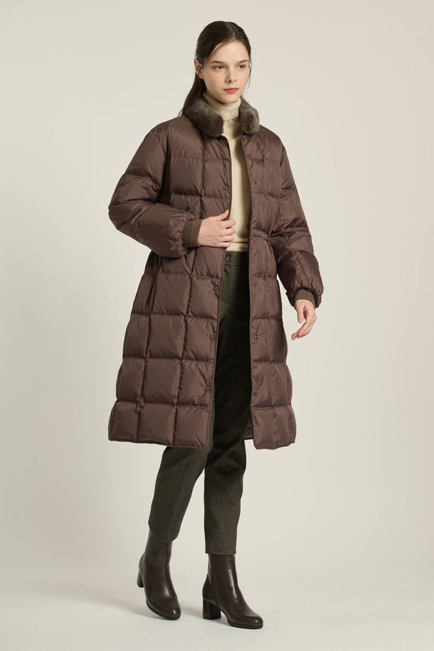 [25WT] 밍크 트리밍 구스다운은 여성용 겨울 아우터로, 우아하고 클래식한 스타일을 연출합니다. 부드러운 촉감의 롱 기장 퀄팅 디자인으로, 브라운과 다크 그레이 두 가지 컬러로 만나볼 수 있습니다. 밍크 트리밍과 구스다운 충전재가 고급스러움과 보온성을 동시에 선사하며, 스냅 여밈 방식으로 간편하게 착용 가능합니다. 출근룩, 모임룩, 연말 모임룩 등 다양한 TPO에 활용 가능하며, 미니멀하고 시크한 스타일을 완성합니다.
