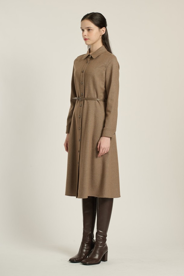 세련된 무드의 여성 셔츠 카라 벨티드 원피스입니다. M BEIGE 컬러와 블랙 컬러로 출시되었으며, 부드러운 촉감의 모, 울, 레이온, 폴리에스테르, 나일론, 폴리우레탄 혼방 소재로 제작되었습니다. 허리 벨트와 싱글 버튼, A라인 스커트, 롱 & 맥시 기장으로 우아하고 모던한 스타일을 연출합니다. 안감이 있어 편안하게 착용 가능하며, 오피스룩, 하객룩, 모임룩 등 다양한 TPO에 활용 가능합니다. 클래식하고 미니멀한 디자인으로, 겨울철 세련된 스타일을 완성해 보세요.
