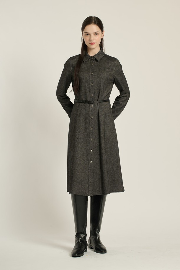 [25WT] 셔츠 카라 벨티드 원피스 - BLACK B5DAO62199는 여성스러운 실루엣을 연출하는 셔츠 카라 원피스입니다. 모, 레이온, 폴리에스터, 나일론, 폴리우레탄 혼방 소재로 제작되어 부드러운 촉감을 선사하며, 가을, 겨울 시즌에 적합합니다. 허리 벨트로 라인을 잡아 우아하고 세련된 스타일을 완성하며, 롱스커트와 A라인, 플레어 핏으로 다양한 분위기를 연출할 수 있습니다. 카라넥과 긴 소매 디자인은 클래식하면서도 모던한 느낌을 주어 오피스룩, 모임룩에 활용하기 좋습니다. 블랙 컬러의 무지 디자인으로, 미니멀, 시크한 스타일을 선호하는 분들께 추천합니다.
