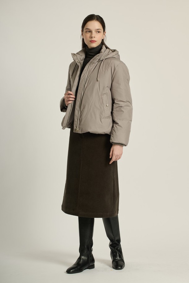 [25WT] 구스다운 드로우스트링 후드 점퍼 - LIGHT KHAKI B5D9F80881는 여성용 아우터, 점퍼입니다. 캐주얼, 세련된, 고급스러운, 감각적인 스타일을 추구하며, 일상과 여행에 모두 활용 가능한 숏 기장의 겨울 점퍼입니다. 라이트 카키와 다크 브라운 두 가지 색상으로 제공되며, 부드러운 촉감의 폴리에스터, 구스다운, 모, 나일론 소재를 사용하여 두꺼운 두께감과 높은 보온성을 자랑합니다. 후드와 드로우스트링, 그리고 은은한 광택감이 돋보이는 디자인으로, 여행룩에 훌륭하게 어울립니다.
