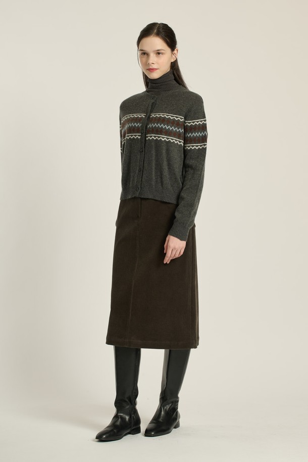 [25WT] 다이아 페어아일 가디건 - 차콜 그레이 B5DAK12598는 여성 의류로, 차콜 그레이 및 M 그레이 컬러의 라운드 넥, 레귤러 핏 가디건입니다. 봄, 가을, 겨울, 간절기에 착용 가능하며, 클래식, 캐주얼, 우아한 스타일을 연출할 수 있습니다. 모, 나일론, 라이오셀, 알파카 혼방 소재로 부드럽고 포근한 촉감을 선사하며, 페어아일과 다이아몬드 패턴이 돋보입니다. 싱글 버튼 여밈 방식에 긴소매 기장의 레귤러핏 가디건으로, 출근룩과 모임룩, 클래식, 캐주얼, 미니멀한 스타일 연출에 적합합니다.
