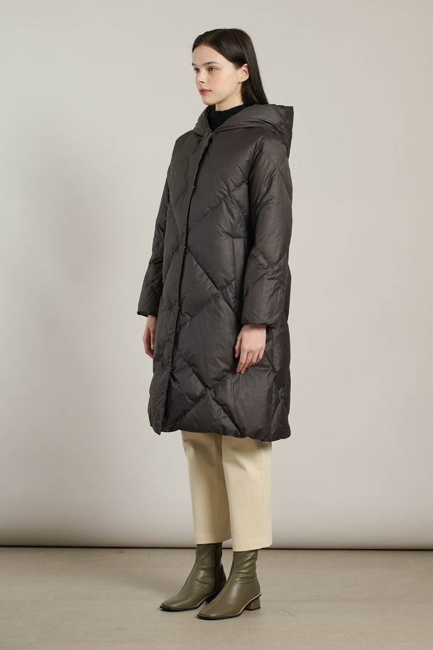 [25WT] 빅다이아 퀼팅다운 DARK GRAY A5WAF82417는 여성용 겨울 아우터 점퍼입니다. 롱 기장의 루즈핏으로, 여행룩과 캠핑룩에 어울리는 캐주얼, 미니멀, 클래식 스타일을 연출할 수 있습니다. 톤 다운된 다크 그레이 컬러와 부드러운 촉감의 나일론, 폴리에스터 혼방 소재로 제작되었으며, 두꺼운 두께감으로 보온성을 높였습니다. 빅다이아 퀼팅 디자인과 후드, 거위털 충전재, 스냅 여밈 방식이 특징입니다. 
