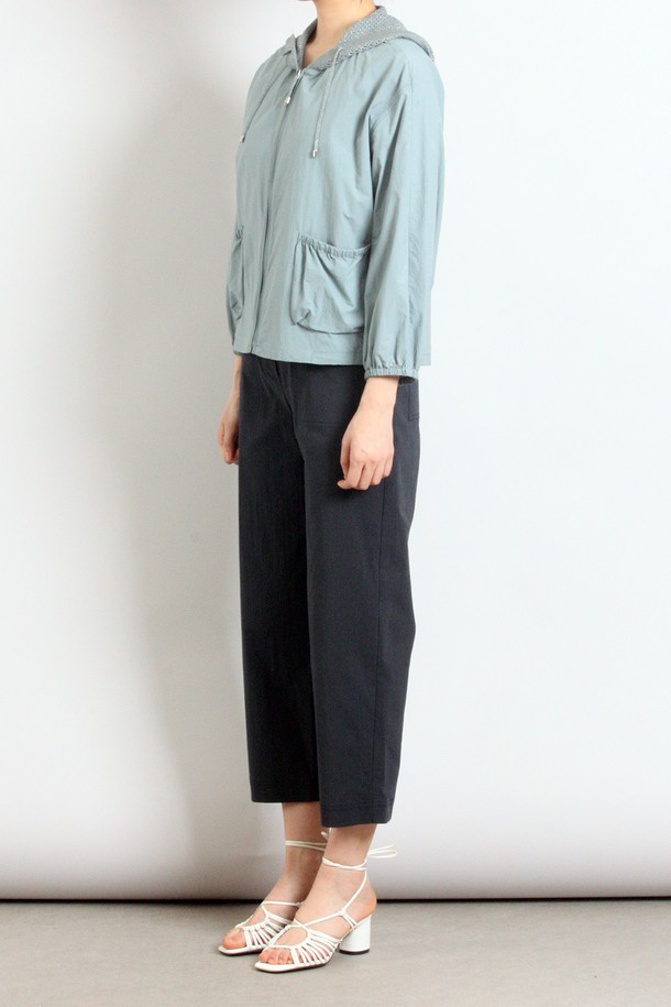 [25SU] 니트 후드 점퍼는 가벼운 착용감의 여성용 아우터로, 일상에서 캐주얼하고 베이직한 스타일을 연출하기에 좋습니다. 얇은 두께의 나일론, 레이온 혼방 소재로 제작되었으며, 부드러운 촉감을 자랑합니다. LIGHT BLUE 색상에 후드 스트링 조절, 아웃 포켓 스트링, 매끄러운 지퍼 디테일까지 더해진 긴소매 레귤러핏 니트 후드 점퍼입니다.
