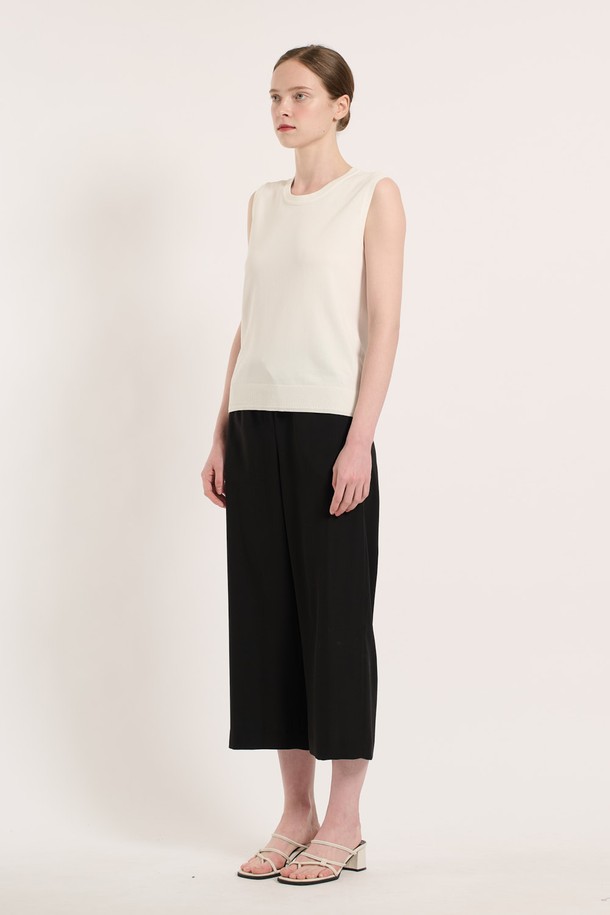 BCBG - 니트/가디건 - [25SU] 라운드넥 니트 슬리브리스 - OFF WHITE B5M3K37112