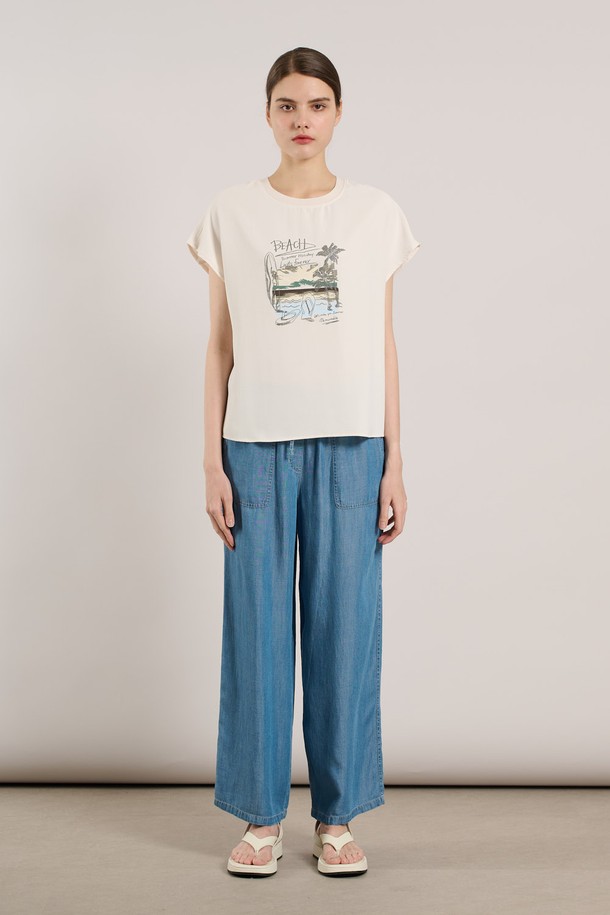 [25SU] 썸머 프린트 블라우스는 부드러운 폴리에스터와 폴리우레탄 혼방 소재로 제작되어 가볍고 편안한 착용감을 선사합니다. 라운드넥에 반소매 디자인, 루즈핏으로 여유로운 실루엣을 연출하며, 드롭 숄더 디테일이 특징입니다. 아이보리, 다크 네이비 두 가지 색상으로 출시되었으며, 캐주얼하면서도 빈티지한 무드의 프린트가 돋보여 일상복으로 활용하기 좋습니다.
