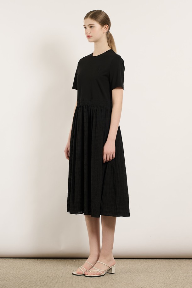 [25SU] 반팔 세트 원피스 - BLACK B5M3O60399는 여름철 일상과 데일리룩에 모두 잘 어울리는 여성용 반팔 원피스입니다. 부드러운 레이온, 폴리에스터, 나일론, 면 혼방 소재로 제작되었으며, 얇은 두께와 A라인 플레어핏으로 우아하고 세련된 무드를 연출합니다. 허리 셔링 디테일과 다리가 길어 보이는 실루엣이 돋보이며, 세트로 구성되어 활용도를 높였습니다.
