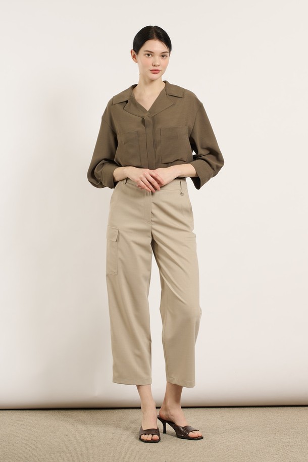 [25SU] 사이드 포켓 스트레이트 팬츠 - M BEIGE는 부드러운 촉감과 여유로운 핏으로 편안하게 착용 가능한 여성용 스트레이트 팬츠입니다. M BEIGE와 NAVY 두 가지 색상으로 출시되었으며, 여름철 일상복으로 활용하기 좋습니다. 사이드 포켓 디테일이 돋보이며 다리 라인을 길어 보이게 연출하여 다양한 체형에 잘 어울립니다.
