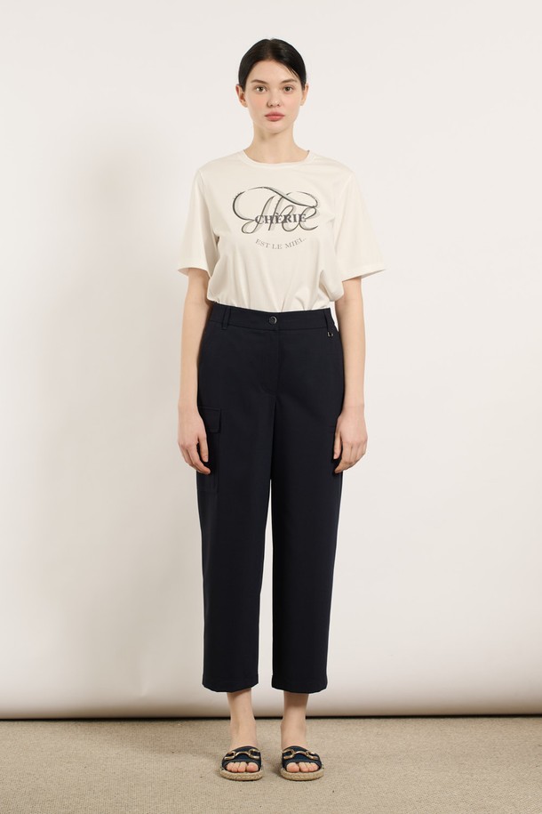 [25SU] 사이드 포켓 스트레이트 팬츠 - NAVY B5M4P33455는 부드러운 촉감과 뛰어난 형태 유지력을 자랑하는 여성용 스트레이트핏 팬츠입니다. 폴리에스터, 레이온, 폴리우레탄, 아크릴, 모 혼방 소재로 제작되어 편안한 착용감을 선사하며, 데일리, 캐주얼, 세미캐주얼 등 다양한 스타일에 활용하기 좋습니다. 양쪽 사이드 포켓 디테일과 세련된 실루엣이 돋보이는 베이직한 디자인으로, 여름 시즌에 시원하게 즐길 수 있는 긴 기장의 네이비 색상 팬츠입니다.
