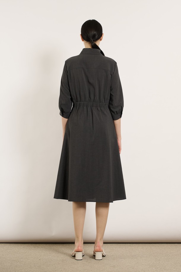 [25SU] 버튼 포인트 포멀 원피스 - CHARCOAL GRAY B5M4O63498은 차콜 그레이 색상의 폴리에스터 소재 포멀 원피스입니다. 7부 소매에 차이나칼라 디자인, A라인 치마, 버튼 디테일이 돋보이며, 어깨선과 허리 라인을 강조하여 클래식하고 포멀한 무드를 연출합니다. 얇은 두께감과 안감으로 여름철 오피스룩, 하객패션, 격식 있는 자리에 적합합니다.
