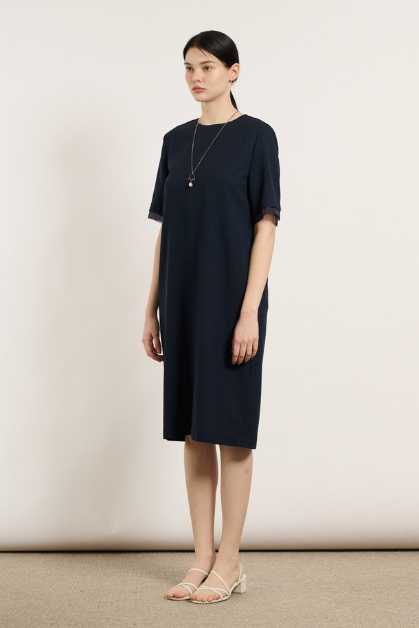 [25SU] 쉬어 소매 스트레이트 원피스는 네이비 색상의 폴리에스터 소재로 제작되었으며, 여름 시즌에 어울리는 여성용 스트레이트 원피스입니다. 우아하고 세련된 무드를 연출하며, 쉬어 소매 디테일과 깔끔한 실루엣이 특징입니다. 격식 있는 모임이나 데일리룩으로 활용하기 좋고, 라운드넥 디자인에 안감이 있어 편안하게 착용할 수 있습니다.
