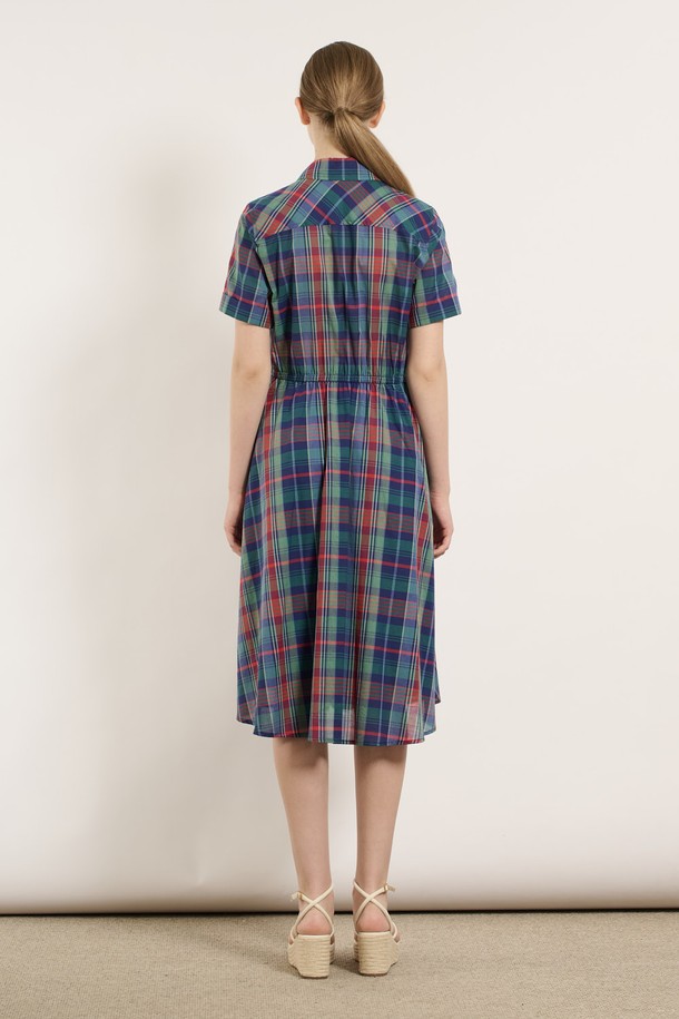 [25SU] 스트링 체크 반소매 원피스 - GREEN 색상으로, 세련되고 자연스러운 무드를 연출합니다. 면 소재의 체크 패턴이 돋보이며, 허리 스트링 디테일과 무릎 아래 기장으로 잘록한 핏을 선사하는 여성용 반소매 원피스입니다. 칼라 네크라인과 소매 끝단 버튼, 안감 디자인으로 일상 또는 특별한 자리에도 잘 어울립니다.
