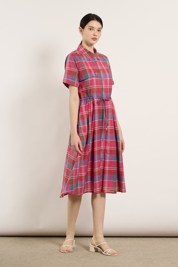 여성스러운 무드를 연출하는 [25SU] 스트링 체크 반소매 원피스는 핑크 컬러와 체크 패턴이 돋보이는 아이템입니다. 부드러운 면 소재로 제작되었으며, 허리 스트링 디테일과 여유로운 핏으로 편안하게 착용할 수 있습니다. 안감은 면 100%로 제작되었고, 버튼업 디자인으로 스타일리시한 데일리룩을 완성해보세요.
