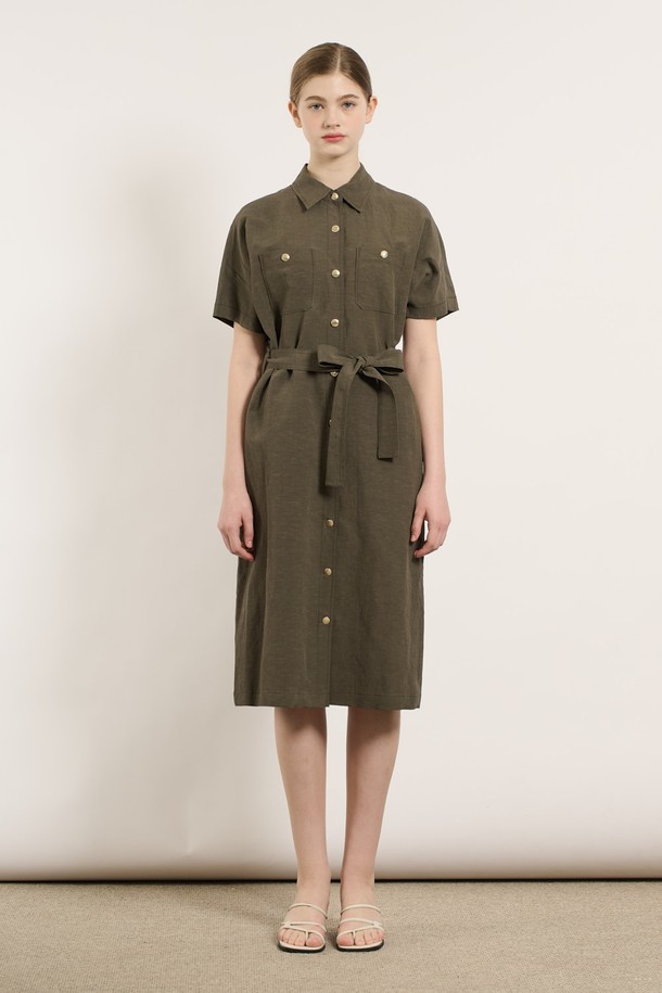 [25SU] 투포켓 린넨 벨티드 원피스는 여름 시즌에 어울리는 카키 색상의 H라인 벨티드 원피스입니다. 마, 레이온, 폴리에스터 혼방 소재로 제작되어 부드러운 촉감을 느낄 수 있으며, 슬림핏 디자인으로 여성스러운 실루엣을 연출합니다. 셔츠칼라와 반소매, 더블 포켓 디테일, 벨트 세트 구성으로 일상복은 물론 포멀한 스타일에도 활용하기 좋습니다.
