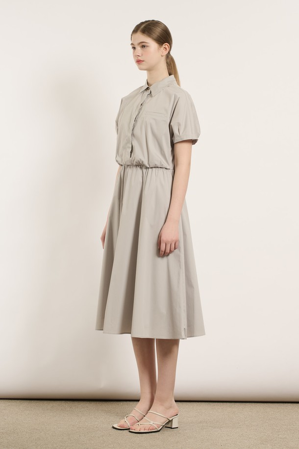 [25SU] 셔링 웨이스트 원피스는 라이트 그레이 색상의 여성용 A라인 플레어 원피스입니다. 부드러운 면, 나일론, 폴리우레탄, 폴리에스터 혼방 소재로 제작되었으며, 얇은 두께로 여름철에 시원하게 착용 가능합니다. 셔링 디테일과 웨이스트 라인 강조로 우아하고 여성스러운 실루엣을 연출하며, 라운드넥 디자인과 반소매, 안감으로 일상에서 편안하게 입을 수 있는 루즈핏 원피스입니다.
