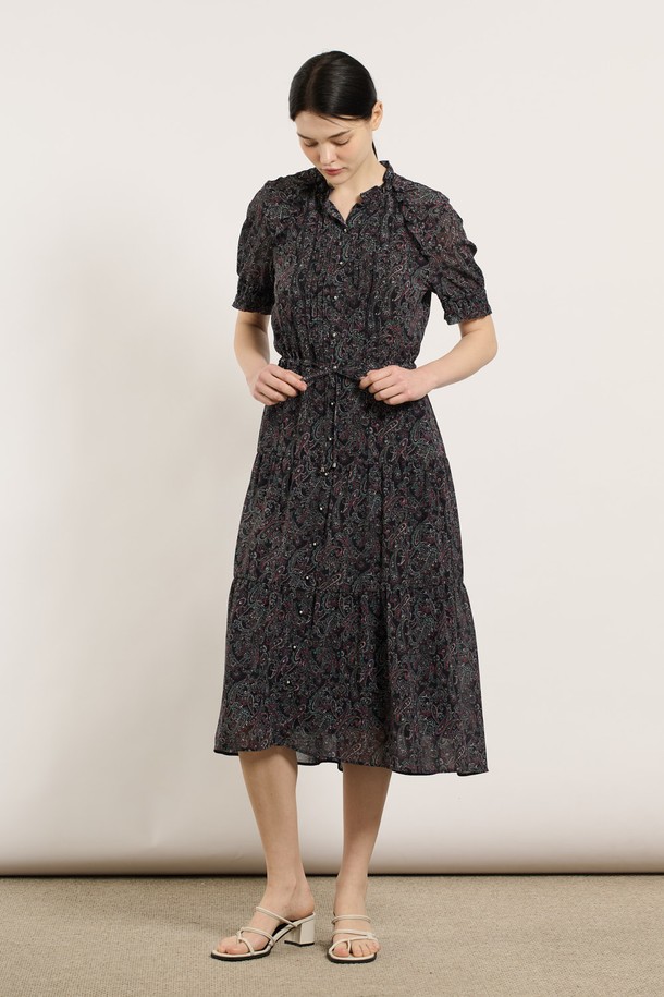 여성스러운 매력을 더하는 [25SU] 에스닉 프릴 캉캉 원피스입니다. 다크 네이비 컬러의 플라워 패턴이 돋보이며, 얇은 두께감으로 여름철 시원하게 착용하기 좋습니다. 라운드넥에 루즈핏, 반소매 디자인으로 편안함과 에스닉한 무드를 동시에 연출하며, 캉캉 치마 타입과 프릴 디테일이 사랑스러운 분위기를 더합니다.
