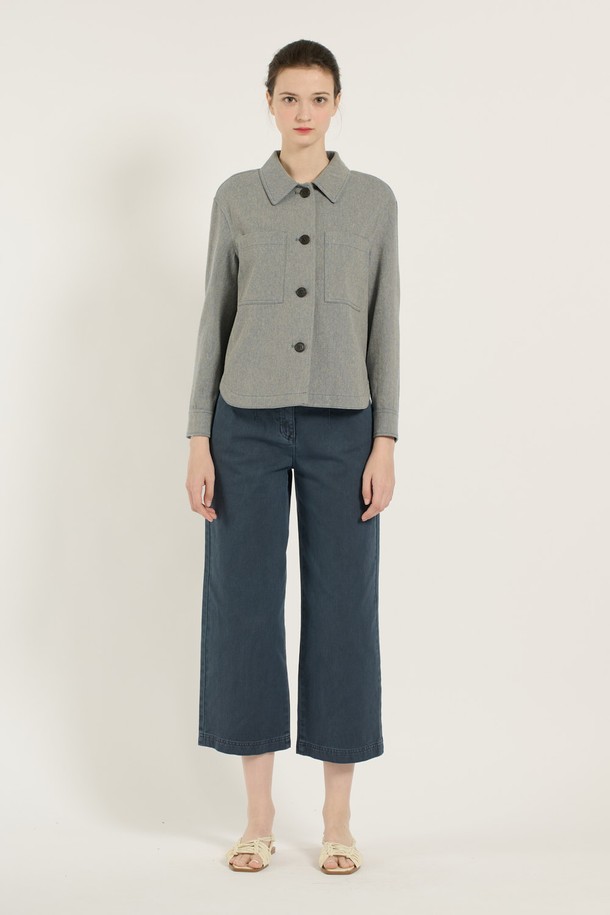 [25SU] 린넨 싱글 셔츠형 자켓은 넉넉한 포켓 디테일과 자연스러운 실루엣이 돋보이는 여성용 아우터입니다. 다크 블루 색상의 루즈핏 셔츠자켓으로, 면과 린넨 혼방 소재를 사용하여 얇고 시원한 착용감을 제공하며 여름철 데일리 및 실내 활동에 적합합니다. 무지 패턴의 긴소매 디자인으로 다양한 스타일링이 가능합니다.
