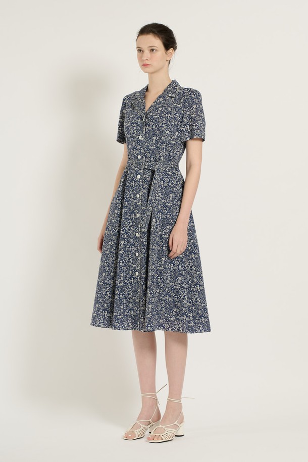 [25SU] A라인 원피스는 여성스러운 실루엣을 연출하는 A라인 디자인의 네이비 및 그린 컬러 원피스입니다. 면과 폴리에스터 혼방 소재에 플라워 패턴이 더해져 우아하고 클래식한 분위기를 자아내며, V넥 라인과 허리 라인 강조 디자인으로 세련된 핏을 선사합니다. 반소매 기장과 안감, 단추 디테일, 소매 끝 섬세한 마감 처리로 여름철 일상에서 편안하고 스타일리시하게 착용할 수 있습니다.
