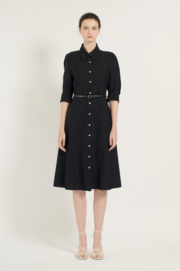 [25SU] 벨티드 울 원피스는 모 100% 소재로 제작되어 부드러운 촉감과 뛰어난 보온성을 자랑합니다. 클래식한 디자인과 우아한 A라인 실루엣이 돋보이며, 허리 벨트와 전면 버튼 디테일로 여성스러운 매력을 더했습니다. 네이비와 베이지 두 가지 컬러로 출시되어 데일리룩부터 특별한 날까지 폭넓게 활용할 수 있는 사계절 원피스입니다.
