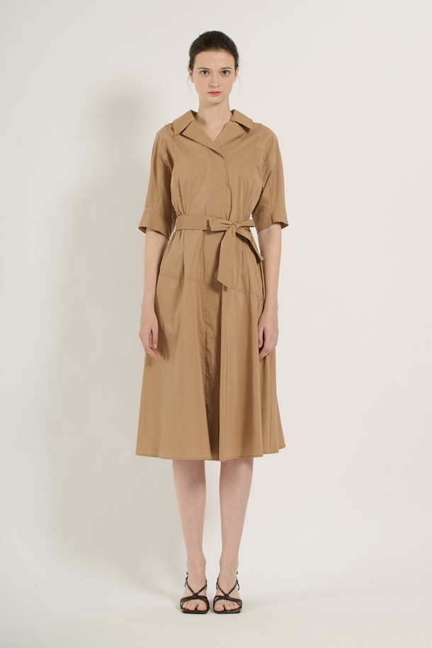 [25SU] 허리 스모킹 원피스 - M BEIGE B5B4I68172는 여성 고객을 위한 여름 원피스입니다. 부드러운 촉감의 면, 나일론, 폴리우레탄 혼방 소재로 제작되었으며, 허리 스모킹 디테일과 A라인 스커트가 클래식하고 우아한 분위기를 자아냅니다. 중간 소매 기장으로 팔 라인이 가늘고 길어 보이는 효과를 주며, 데이트룩, 카페룩, 모임룩 등 다양한 TPO에 어울립니다. 미니멀하고 로맨틱한 스타일을 연출하기 좋으며, 다양한 스타일의 구두와 매치하여 개성 있는 스타일을 완성할 수 있습니다.
