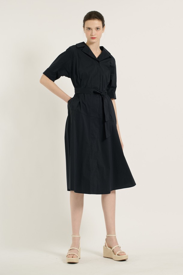 세련된 스타일을 연출하는 [25SU] 허리 스모킹 원피스 - 네이비입니다. 부드러운 면, 나일론, 폴리우레탄 혼방 소재로 제작되어 편안한 착용감을 선사합니다. 허리 스모킹 디테일과 허리 끈이 더해져 우아하고 여성스러운 실루엣을 강조하며, A라인 플레어 스커트가 자유로운 움직임을 돕습니다. 무릎 아래 기장의 슬림핏 브이넥 디자인으로 데이트룩, 카페룩, 모임룩 등 다양한 TPO에 활용 가능하며, 클래식, 미니멀, 로맨틱 스타일을 즐겨 입는 여성분들께 추천합니다. 얇은 두께감의 반소매 디자인으로 여름철 시원하게 착용할 수 있습니다.
