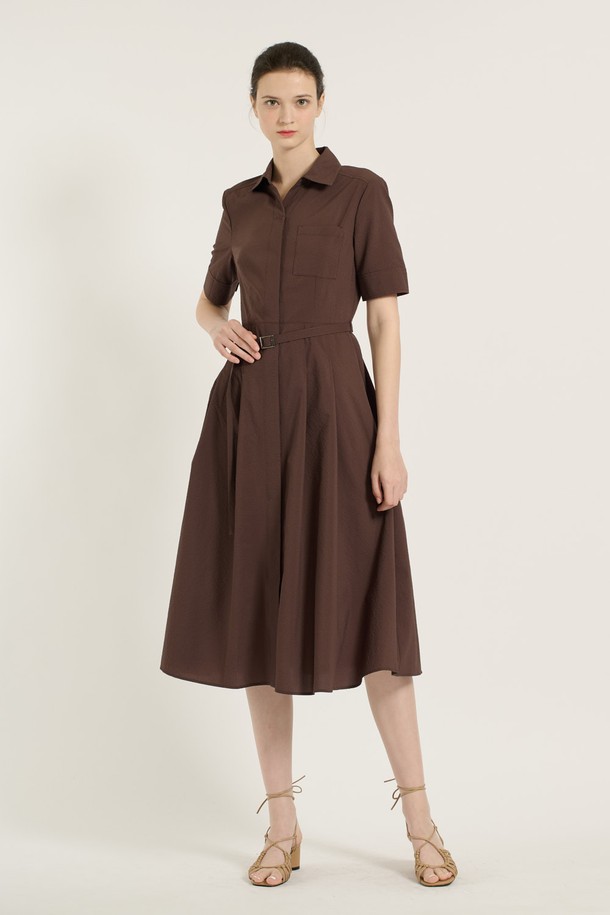 [25SU] 엠보 벨티드 원피스 - BROWN B5B4O62174는 엠보 패턴이 돋보이는 폴리에스터 소재의 브라운 컬러 벨티드 원피스입니다. 허리 벨트와 플레어 스커트 라인이 특징이며, 카라넥 디자인에 반소매 기장으로 여름철 일상복으로 착용하기 좋습니다. 클래식하면서도 엘레강스한 무드를 연출하며, 주머니가 있어 실용성을 더했습니다.
