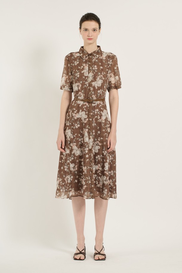 [25SU] 플라워 프린트 체크 원피스는 플라워와 체크 패턴이 조화롭게 어우러진 여성용 A라인 플레어 원피스입니다. 얇고 부드러운 폴리에스터 소재로 제작되어 여름철에도 시원하게 착용할 수 있으며, 슬림핏 디자인과 셔츠칼라, 허리 벨트 디테일이 우아하고 엘레강스한 무드를 연출합니다. 브라운 색상으로 제공되며, 안감이 있어 비침 걱정 없이 일상에서 편안하게 입을 수 있습니다.
