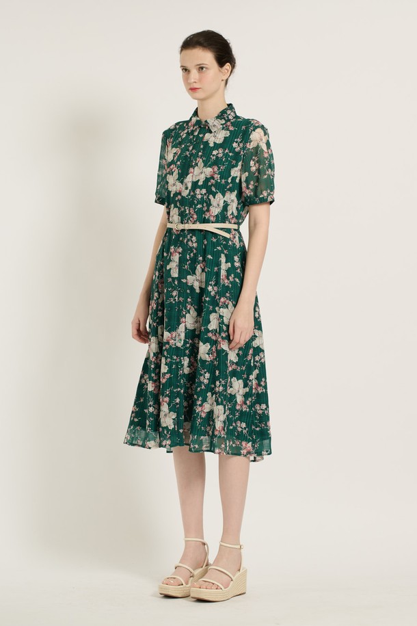 [25SU] 플라워 프린트 체크 원피스는 그린 색상의 플라워, 체크 패턴이 돋보이는 여성용 플레어 원피스입니다. 폴리에스터 소재로 제작되어 가볍고 얇으며, 슬림핏과 반소매 디자인으로 우아하고 클래식한 무드를 연출합니다. 벨트와 안감이 포함되어 있으며, 일상생활에서 편안하게 착용하기 좋은 여름 시즌 아이템입니다.
