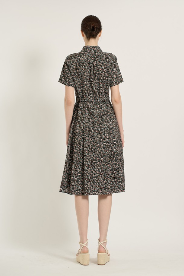 [25SU] 플라워 프린트 원피스는 여성스러운 A라인 핏과 미디 기장으로 우아한 무드를 연출하며, 허리 리본과 버튼 디테일이 포인트입니다. 부드러운 폴리에스터 및 면 혼방 소재에 플라워 패턴이 더해져 일상뿐 아니라 특별한 날에도 돋보이는 스타일을 완성할 수 있습니다. 안감이 있으며, 허리 끈 디테일로 다양한 체형에 잘 어울리는 블랙 색상의 반소매 플라워 프린트 원피스입니다.
