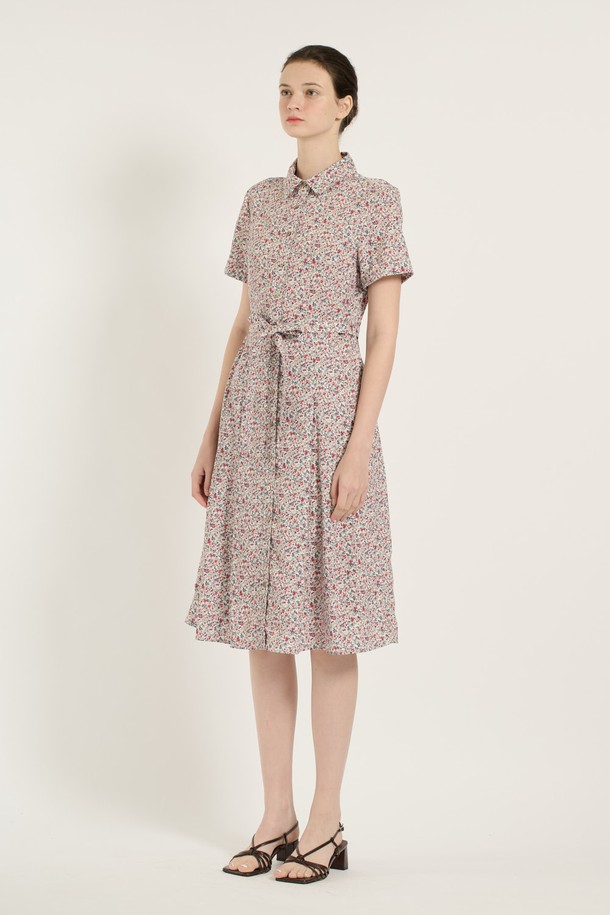 [25SU] 플라워 프린트 원피스는 아이보리 색상의 여성용 플라워 프린트 원피스로, 폴리에스터와 면 소재로 제작되어 부드러운 촉감을 자랑합니다. 로맨틱하고 우아한 무드를 연출하며, 허리 벨트와 버튼 디테일, 안감이 있어 세련된 데일리룩을 완성할 수 있습니다. 칼라 디자인에 반소매로 제작되었으며, 여름에 어울리는 플라워 패턴과 여성스러운 핏이 특징입니다.
