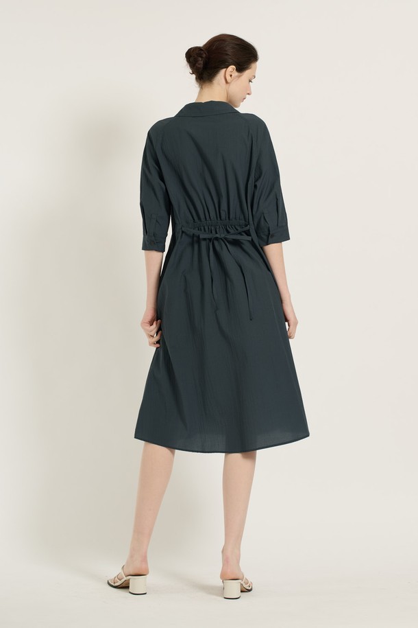 [25SU] 반오픈카라 원피스는 피콕 블루 색상으로, 우아하고 페미닌한 무드를 연출합니다. 부드러운 면, 나일론, 폴리우레탄 혼방 소재로 제작되었으며, 7부 소매와 A라인 핏이 돋보입니다. 허리 벨트가 포함되어 여성스러운 실루엣을 강조하며, 오피스룩, 피크닉, 데일리룩으로 활용하기 좋습니다.
